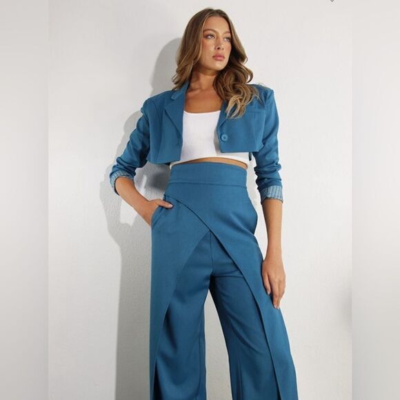 040. CROPPED POWER SHOULDER BLAZER - Picture 1 of 8
